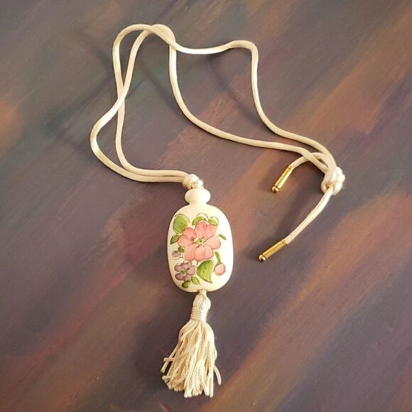 Vintage Jewelry - NWOT Avon Vintage 1977 Tender Blossoms Floral Ceramic Pendant Necklace